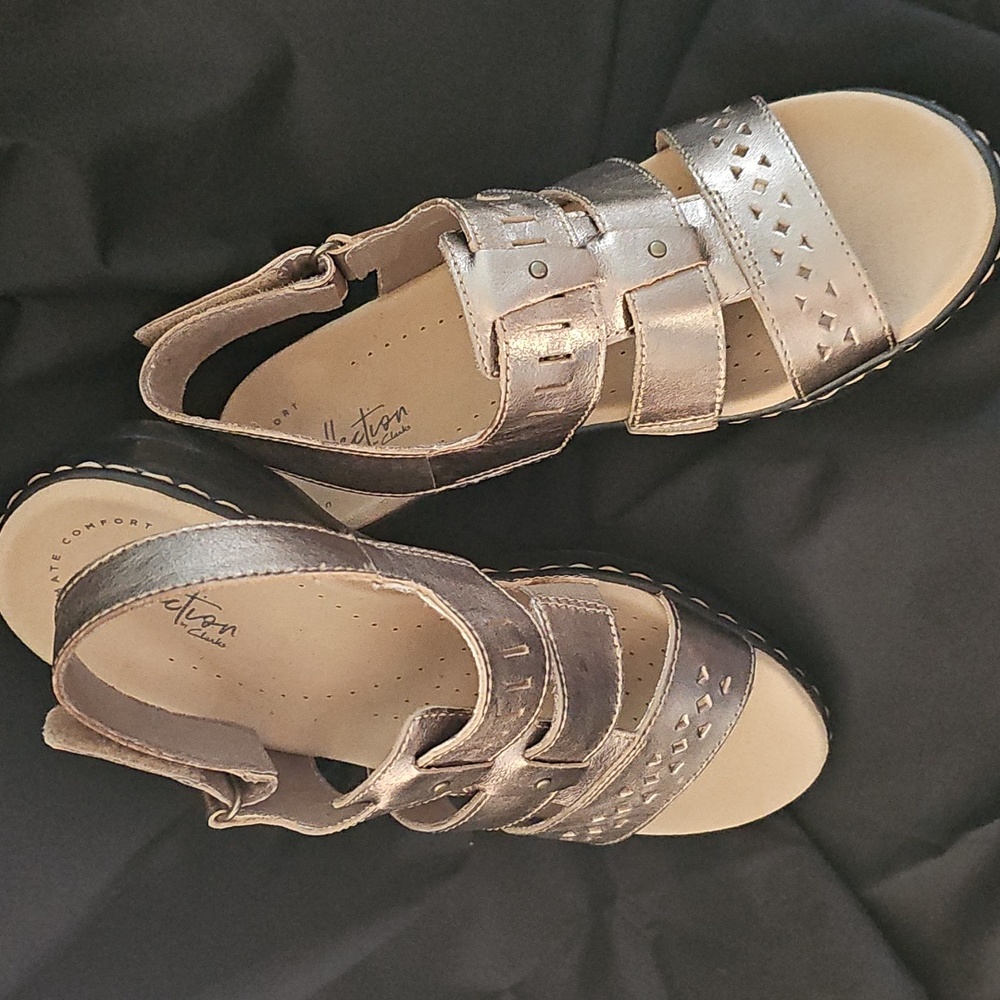 CLARKS Bronze colored sandal sz 7.5 NWO Box